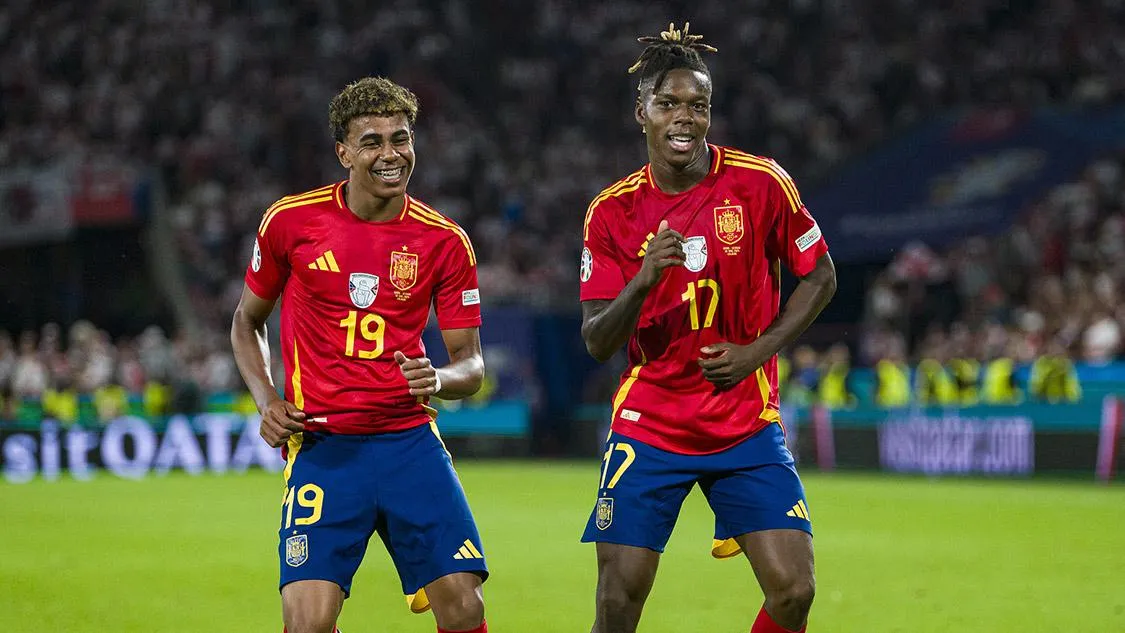 欧洲杯足球赛球员庆祝进球